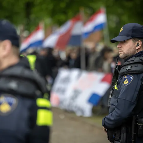Extreemrechtse club valt opnieuw stadhuis Wijk bij Duurstede en politie aan om komst azc