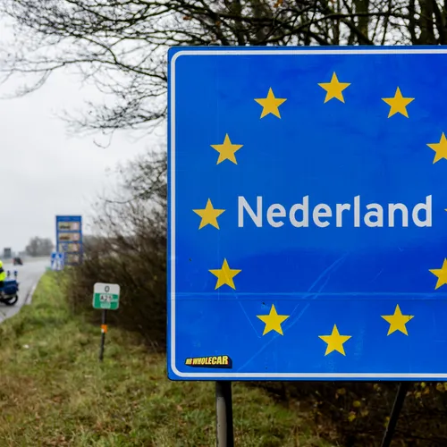 Rechtsextremisten jagen op asielzoekers bij grensovergang met Duitsland