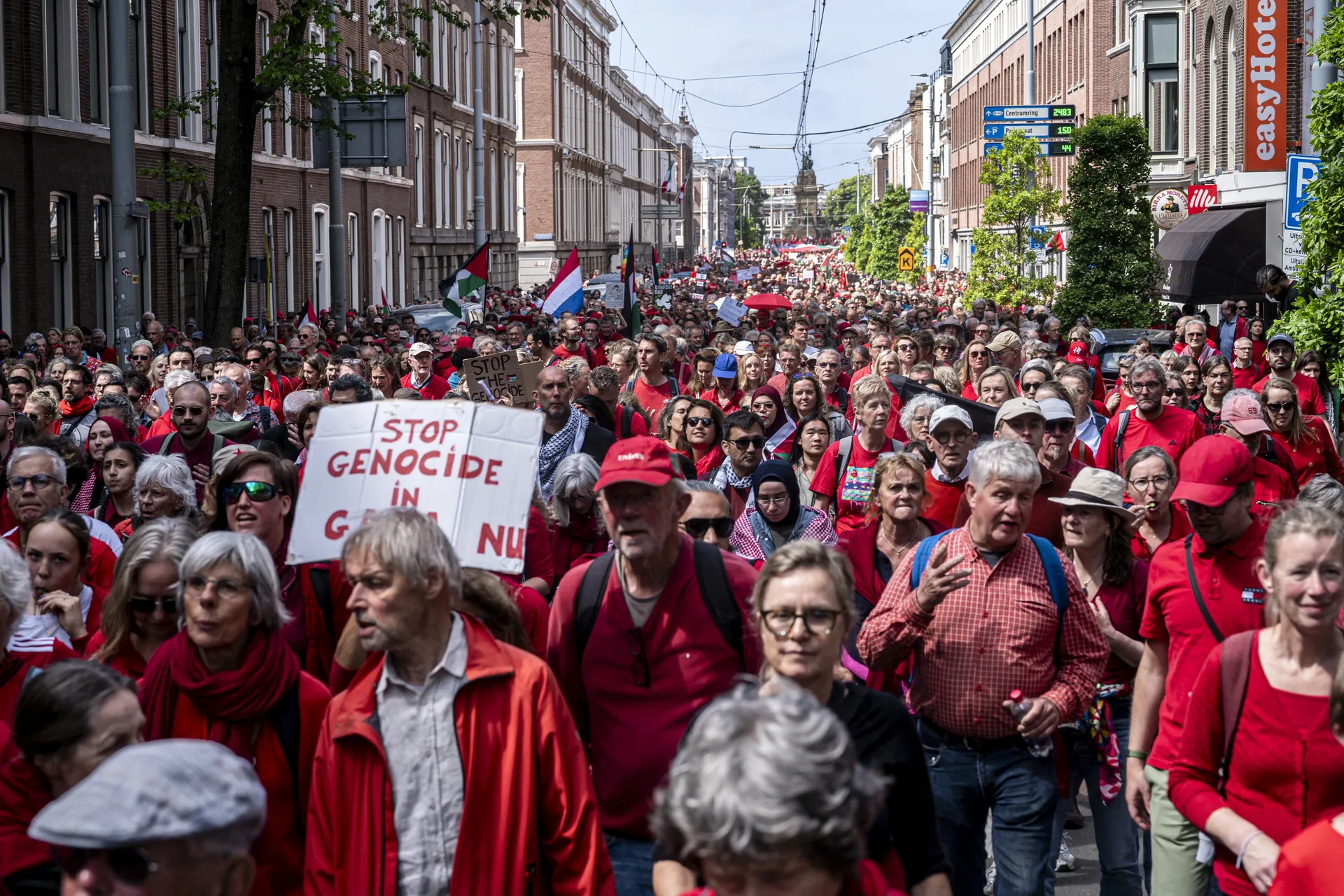 Afbeelding van Rode handschoenen in Servië en rode T-shirts in Nederland inspireerden mij