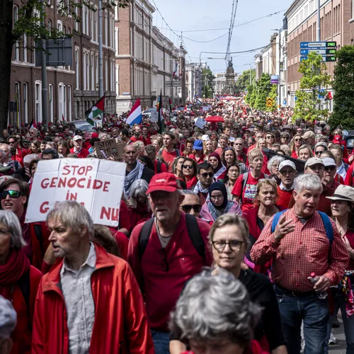 Rode handschoenen in Servië en rode T-shirts in Nederland inspireerden mij