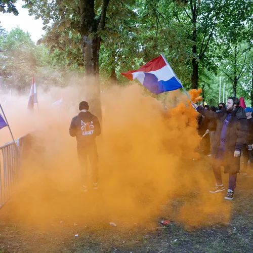 Overlastgevende rechtsextremisten komen van heinde en verre om rotzooi te trappen