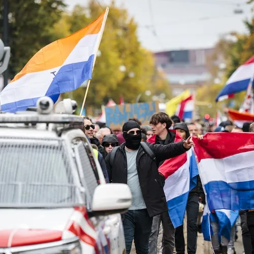 Extreemrechtse horde met NSB-vlaggen trekt intimiderend door Amsterdam, belaagt Frans Timmermans