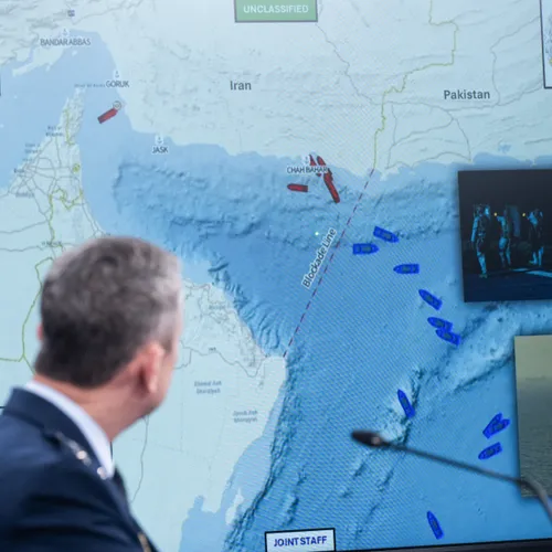 Amerikaanse blokkade Straat van Hormuz blijkt niets op te lossen, Hegseth dreigt met oorlogsmisdaden