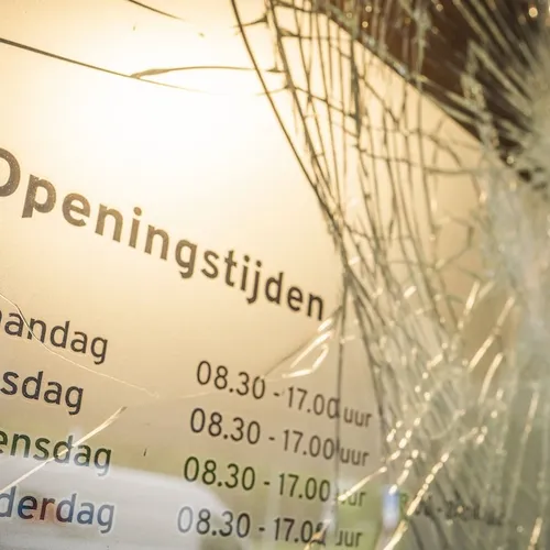 Anti-azc terreur treft IJsselstein, stadhuis en theater vernield
