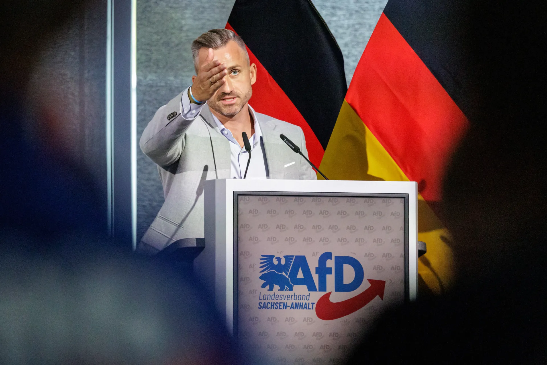‘Ik roep “Sieg”, dan roepen jullie “Mund”.’ Alles für Deutschland - Joop - BNNVARA