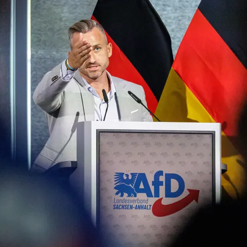 ‘Ik roep “Sieg”, dan roepen jullie “Mund”.’ Alles für Deutschland