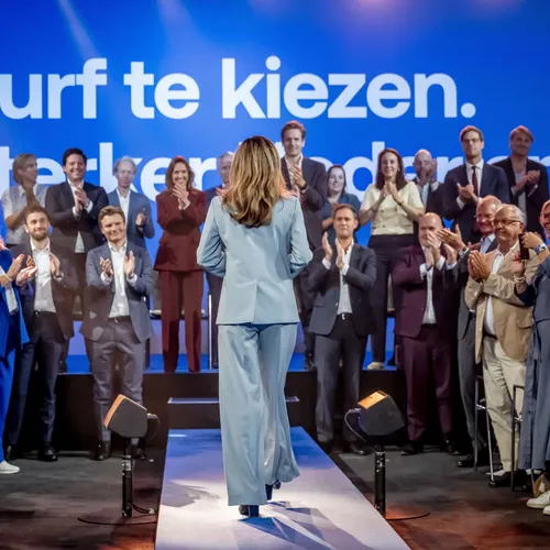 VVD-senator verlaat partij om extreemrechtse PVV-koers Yesilgöz en gaat zelfstandig verder