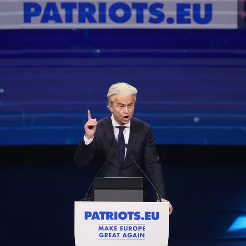 Wilders bezoekt fascistische bijeenkomst, roemt Reconquista en staat op voor ‘Heil Europa’