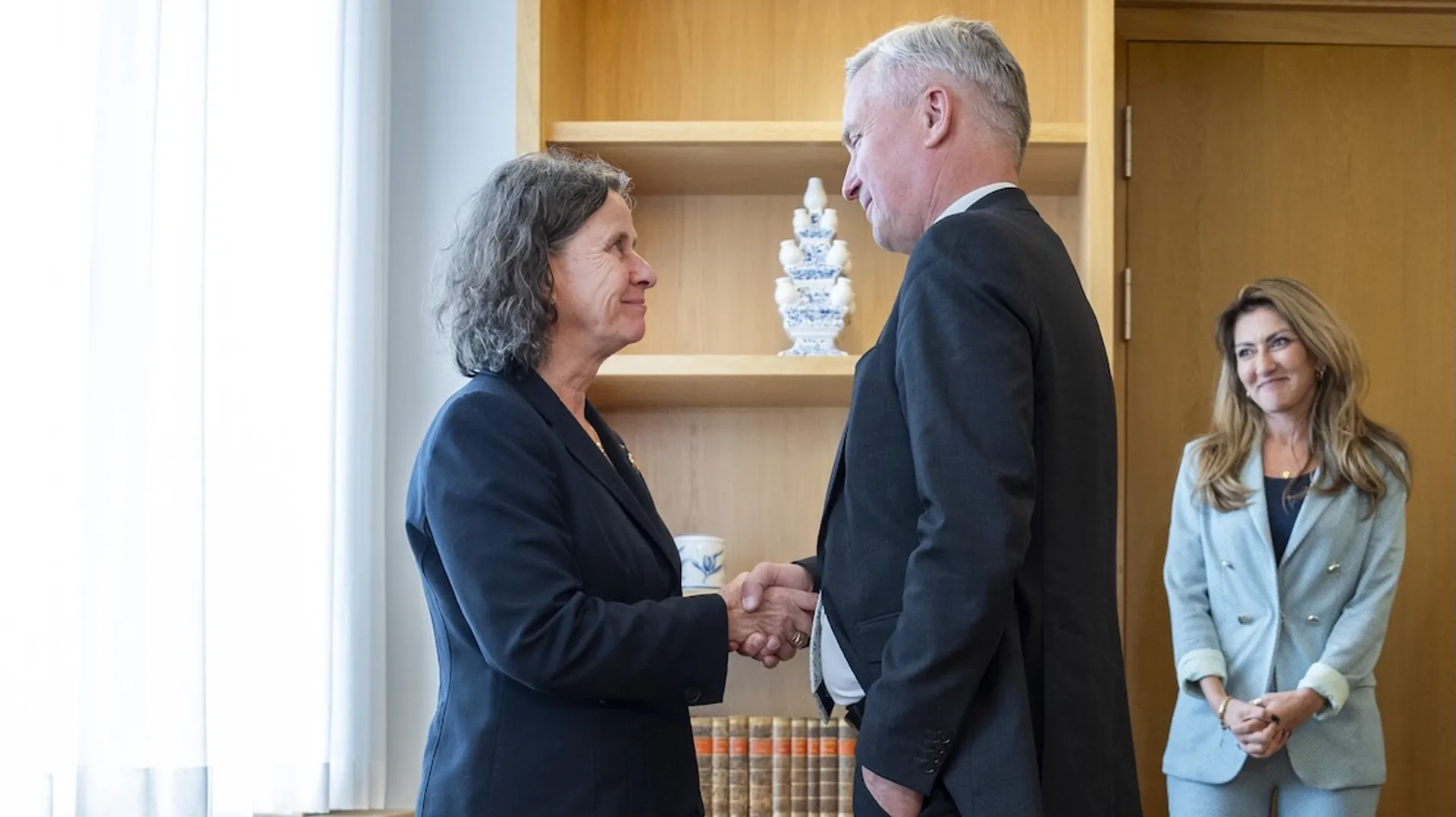 Afbeelding van Groeiende verontwaardiging vreet langzaam het fundament onder het kabinet weg