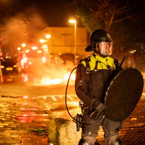 Het bekogelen van de politie met (zwaar) vuurwerk moet stoppen
