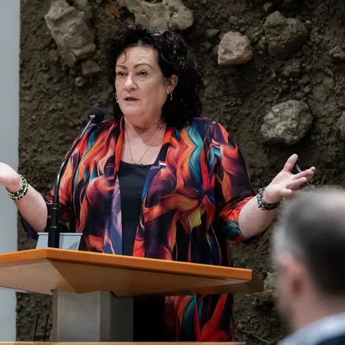 Boerocraat Caroline van der Plas wil gewelddadige rechtsextremisten belonen en pleit voor asielstop
