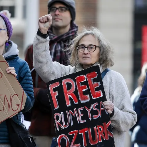 Willekeurige arrestatie Turkse studente laat zien hoe VS afdrijven naar dictatuur
