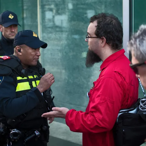 Na hoorzitting 'baksteenactivist' Olax opnieuw aangehouden: 'De overheid hoeft niet te luisteren', maar wat dan wel?