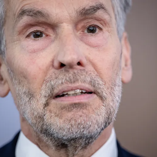 IJdeltuit? Brokkenpiloot? Een onzichtbare technocraat? Ach, journaille!