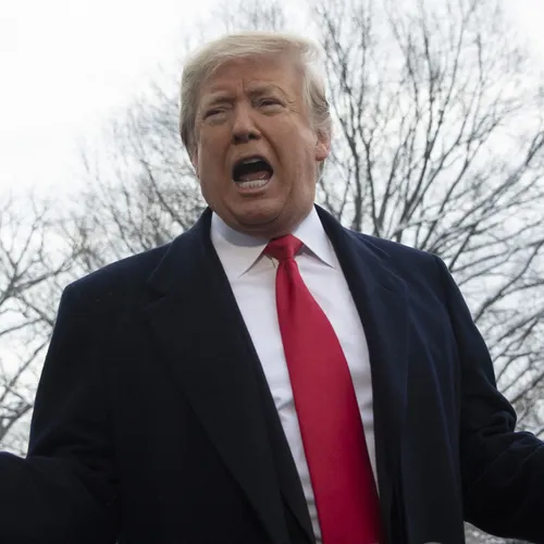 Economische onbenul Trump verklaart oorlog aan voorzitter centrale bank, dollar en aandelen maken duikvlucht