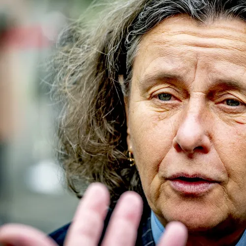 Faber zeer geërgerd over verzet Nederlandse burgers tegen wrede behandeling kinderen, verbiedt alle uitjes