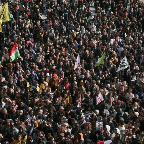 Duizenden Fransen de straat op tegen racisme en extreemrechts en om burgemeester Bagayoko te steunen