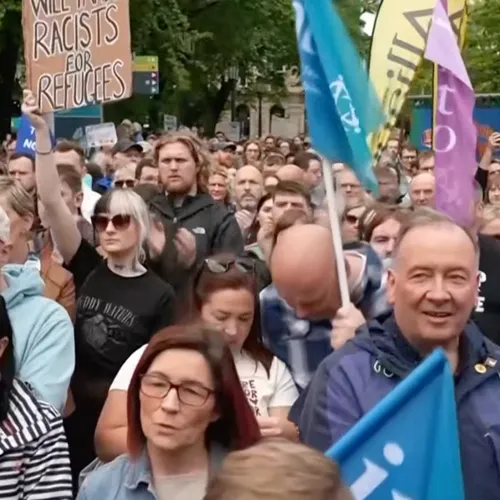 Anti-racisten zijn met meer, straten van Belfast stromen vol uit protest tegen extreemrechtse pogroms