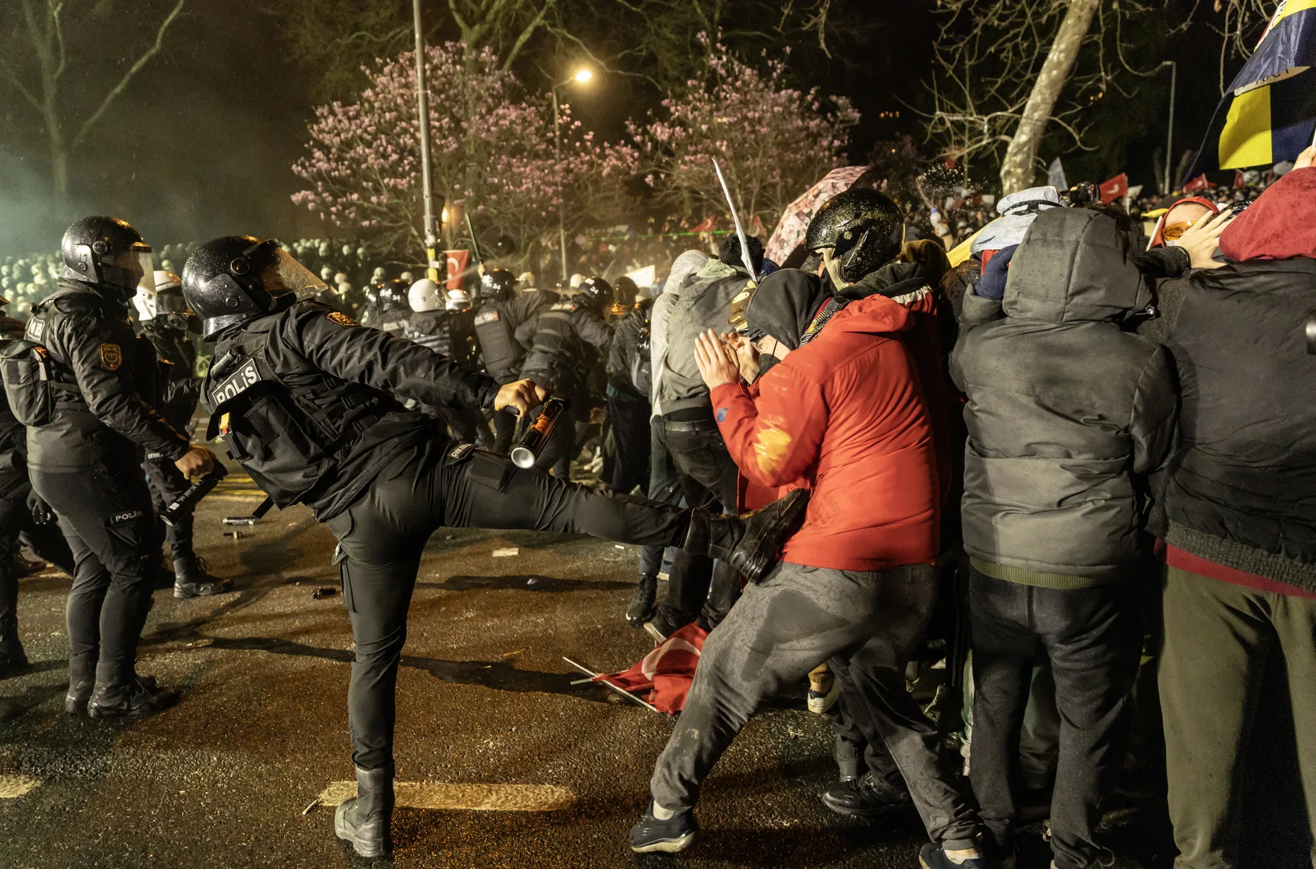 Afbeelding van Erdogan laat journalisten oppakken die verslag deden van protest tegen arrestatie oppositieleider