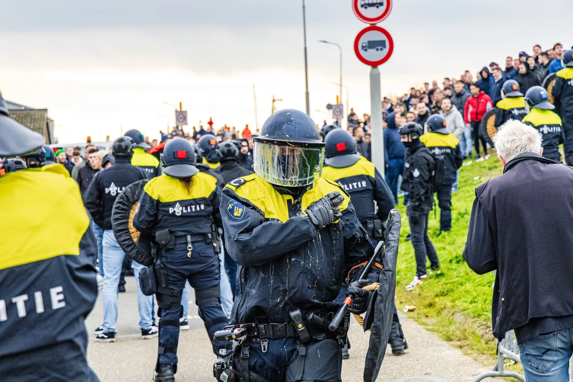Afbeelding van Yerseke kan eigen extreemrechtse knokploegen niet in toom houden en blaast hele intocht af