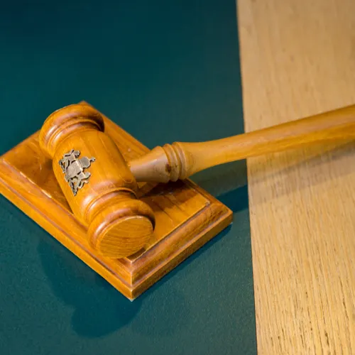 Wethouder plaatst zich boven de wet