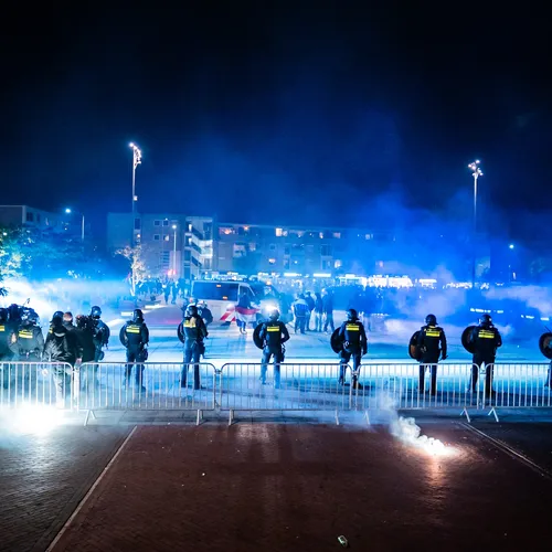 Gewoon een avond in Nederland: rechtsextremisten gooien weer vuurwerk en stenen naar politie