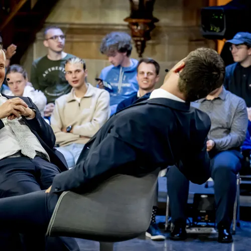 Nederland is één groot klaslokaal, maar niemand luistert meer