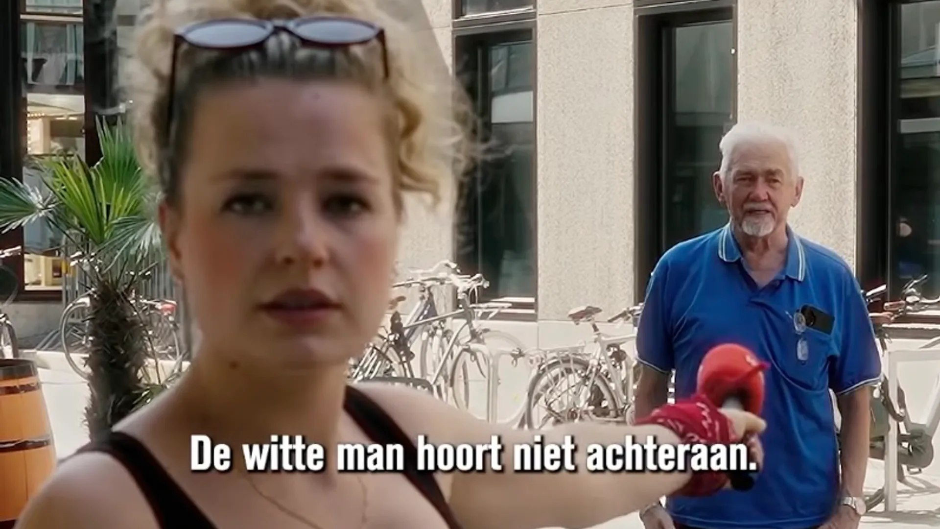 humoachteraan