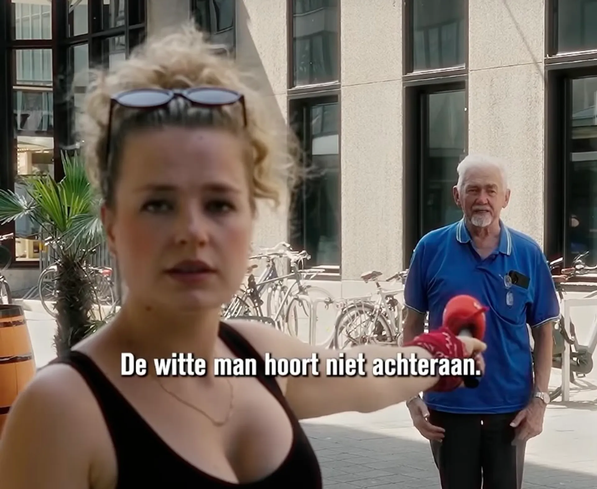 Afbeelding van De witte man blijkt best bereid om naar achteren te gaan