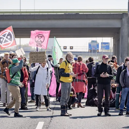 Enorme politiemacht weet blokkade A12 door Extinction Rebellion niet te voorkomen