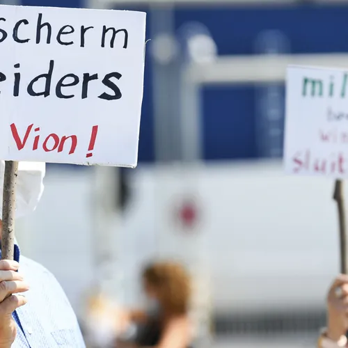Vleesindustrie blijft arbeidsmigranten uitbuiten en probeert minister nu een rad voor ogen te draaien met ‘actieplan’
