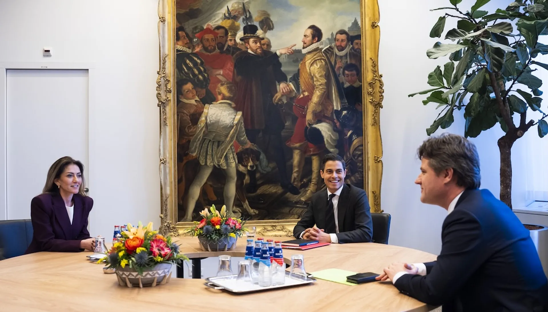 Afbeelding van Nieuw kabinet wil de zakken van ministers en topbestuurders stevig gaan vullen