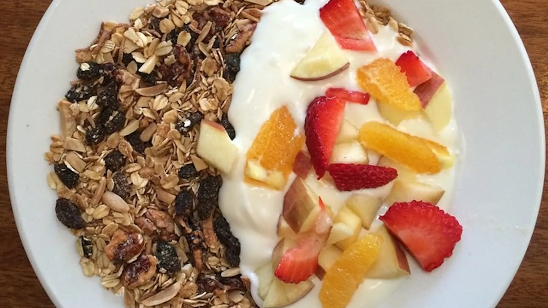 Granola,_yogurt,_fruit._(16696981528)
