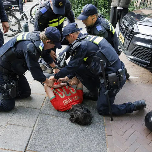 De rellen kwamen van boze agenten en ME’ers