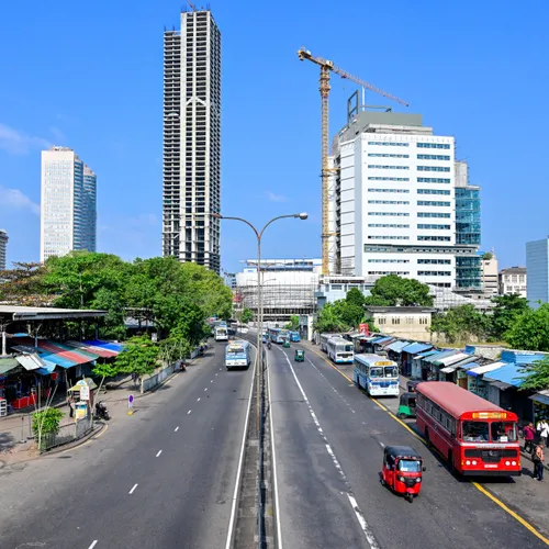 Zuid-Aziatische overheden grijpen in vanwege blokkade Straat van Hormuz: vierdaagse werkweek, geplande stroomonderbreking en rijverboden