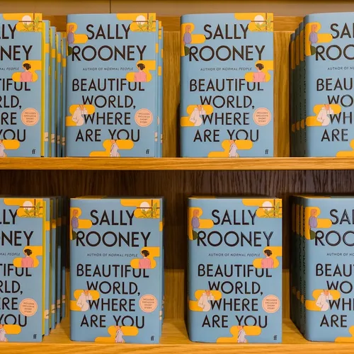 Topauteur Sally Rooney riskeert gevangenis wegens steun aan solidariteitsgroep Palestina