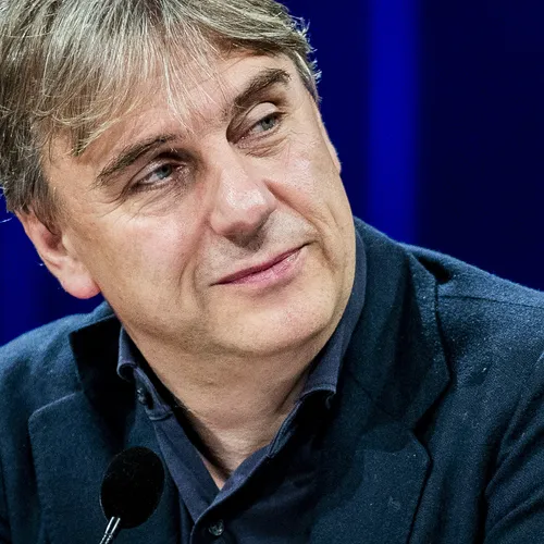 De Balie-directeur Yoeri Albrecht creëert nieuwe omroep via dubieuze juridische truc