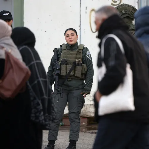 Een vuilniswagen vol 'illegalen' bij Israëlisch checkpoint