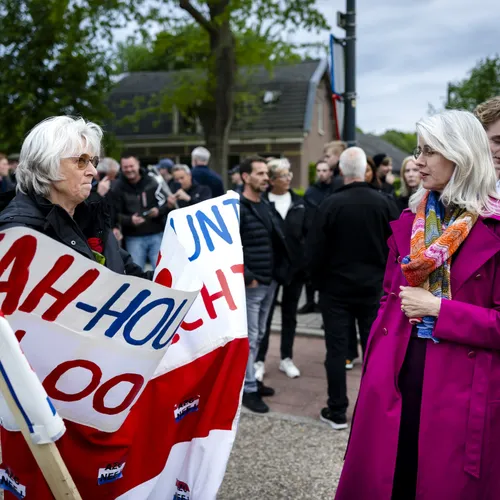 Uiterst rechts bestempelt asielzoekers nu tot verkrachters, met steun van vrouwelijke hulptroepen