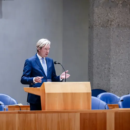 Paniek bij de VVD: minister vindt Hitler-groet bij nader inzien toch nazistisch
