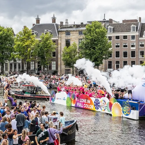 Fossiele reclame is verboden in Amsterdam – behalve op WorldPride