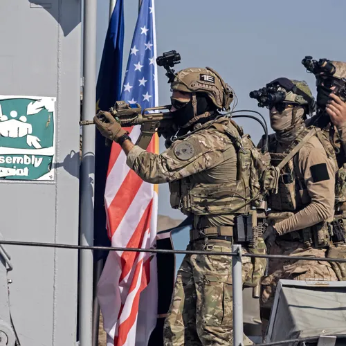 Razprave o svobodi govora, odločitve sodišč in politične podpore Trumpu v različnih kontekstih