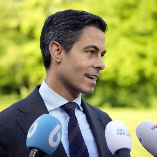 Tante Theodora poldert fascisten kapot met TikTok-dansjes!