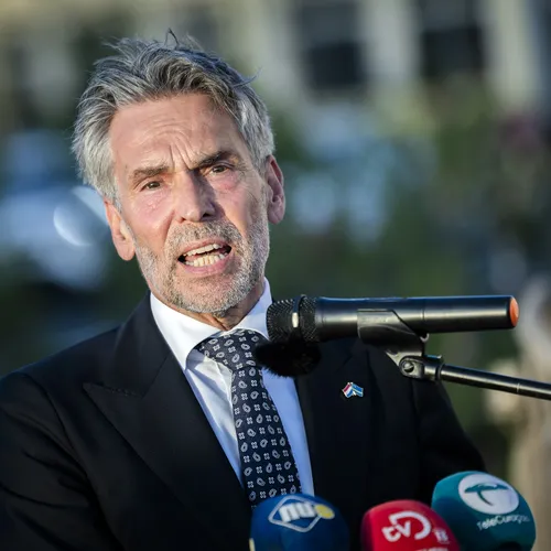 Ex-spionnenbaas Dick Schoof onthult per ongeluk NAVO-geheim