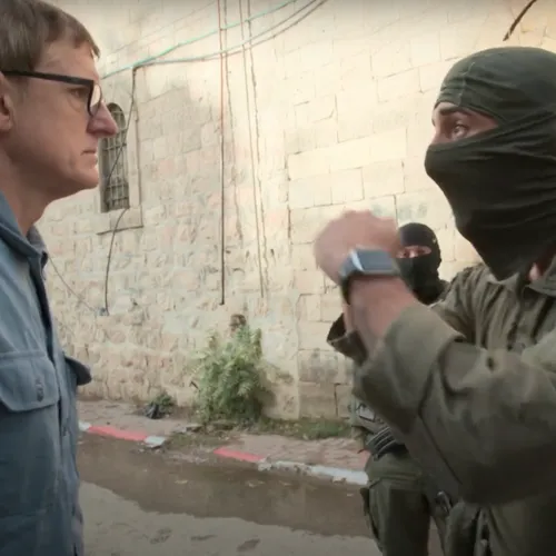 Louis Theroux confronteert in nieuwe documentaire gewelddadige Israëlische kolonisten