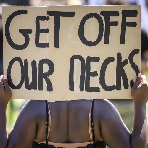 Ontleed het verleden vóór de kolonisatie, en laat dát doorwerken