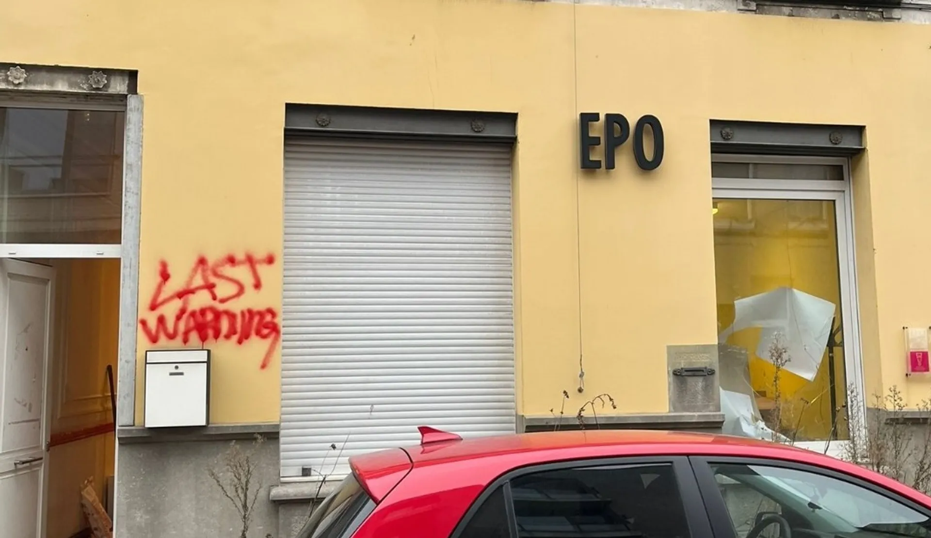 Afbeelding van Aanslag op linkse uitgeverij: mes in de deur, projectiel door het raam