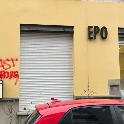 Aanslag op linkse uitgeverij: mes in de deur, projectiel door het raam