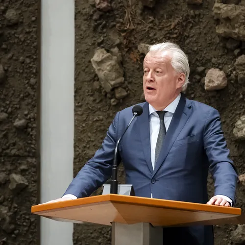 Kremlin-marionet Ralf Dekker (FvD) pleit in Kamer voor vriendjes worden met Poetin