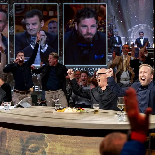 Met Vandaag Inside brullend proosten op de Nederlandse cultuur van domheid, seksisme en de Televizier-Ring
